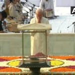 श्रद्धांजिल अर्पित करते पीएम मोदी