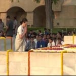 श्रद्धांजलि अर्पित करती सोनिया गांधी