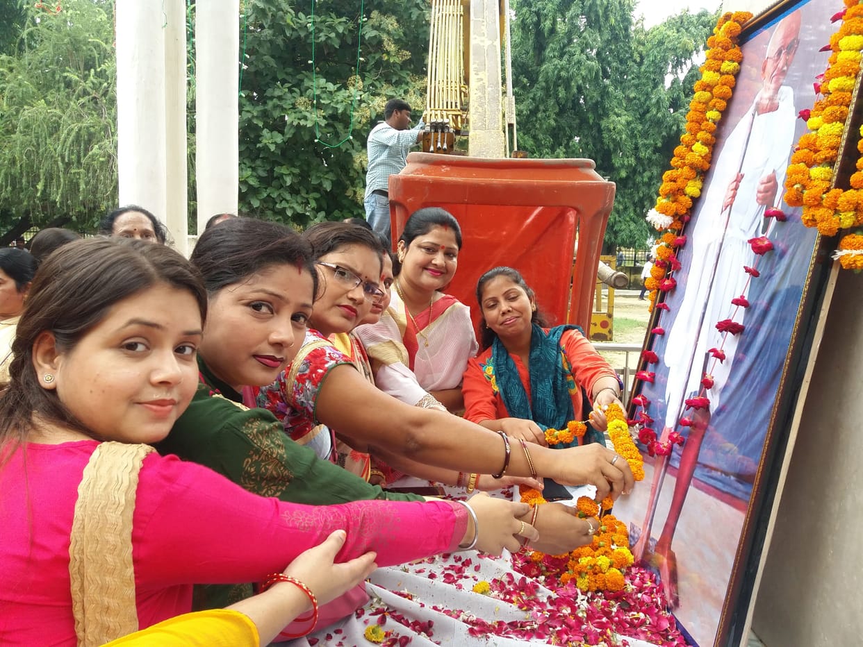 Pledge of plastic-free India with cleanliness