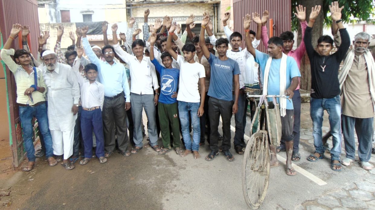The villagers demonstrated about the construction of the road