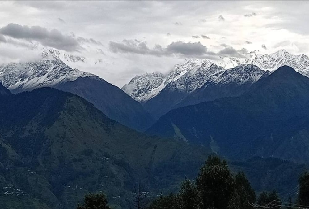 Snowfall like December in October in Munsiyari Himalayan range