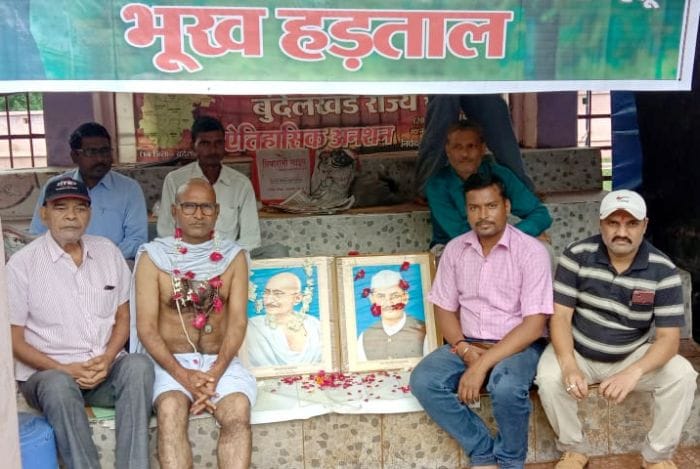 Satyagraha started for martyr memorial