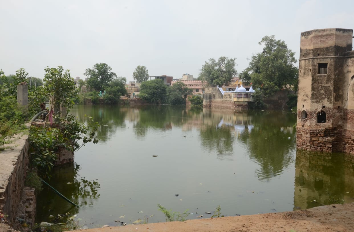 Two CMs have announced the renovation of the historic Shyamsar pond, but did not climb