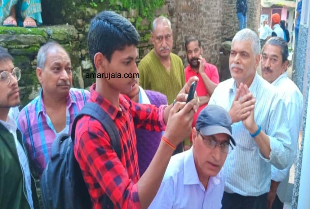 king cobra Enter In Market Area Almora panic in public