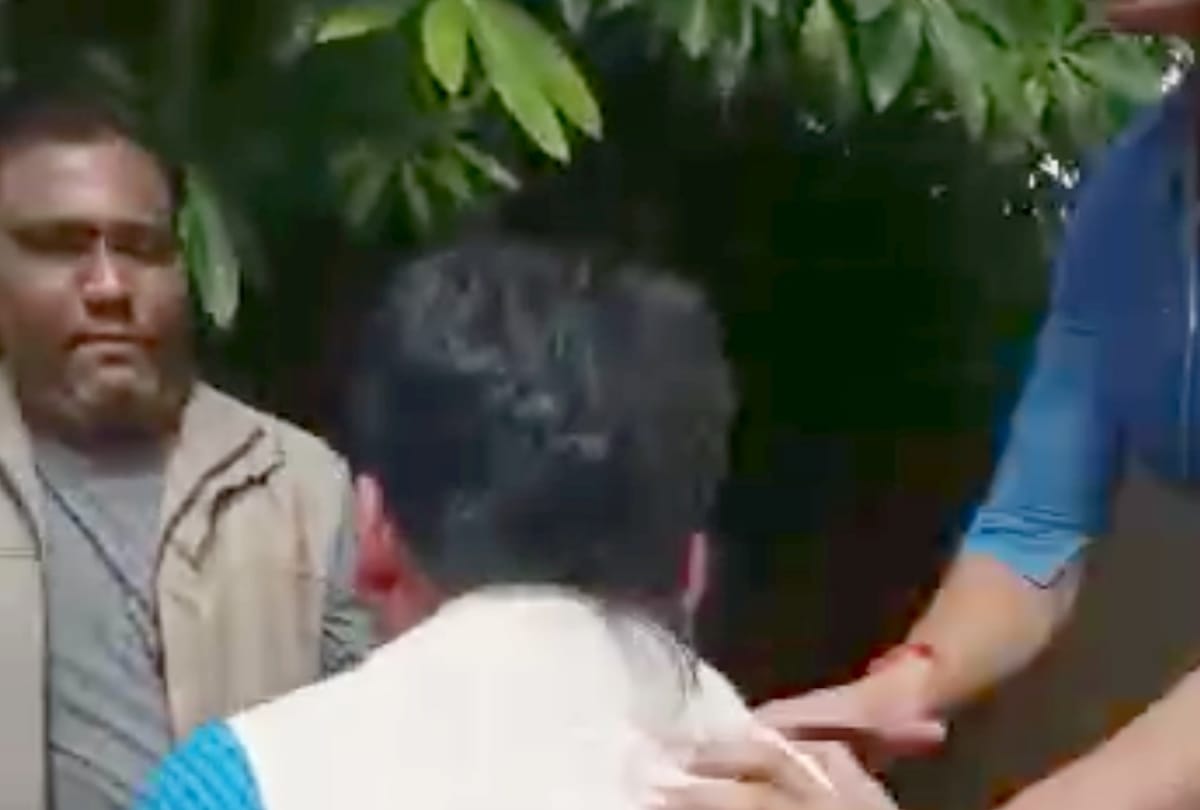 people capture guy eve teasing in vibhutikand area of lucknow, beaten on road