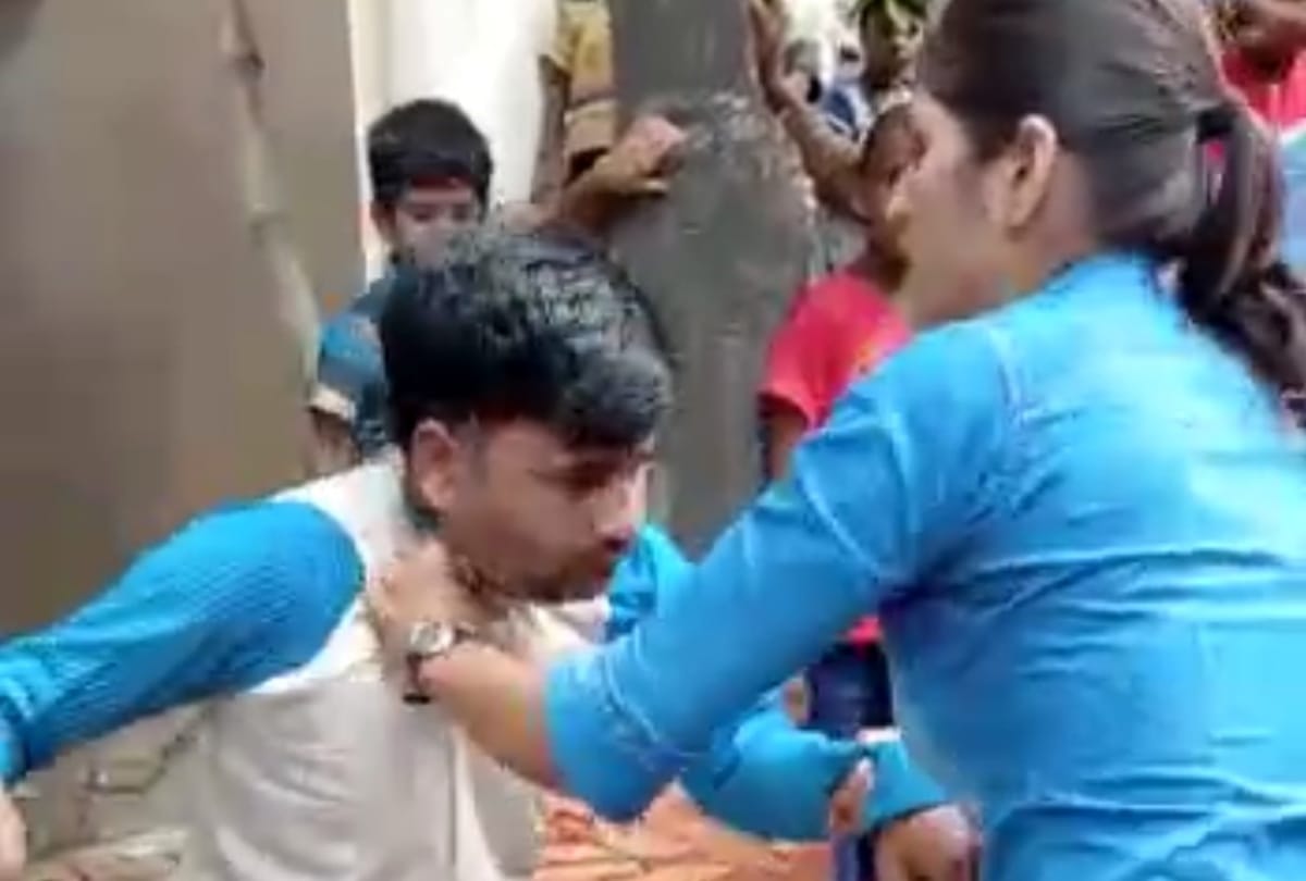 people capture guy eve teasing in vibhutikand area of lucknow, beaten on road