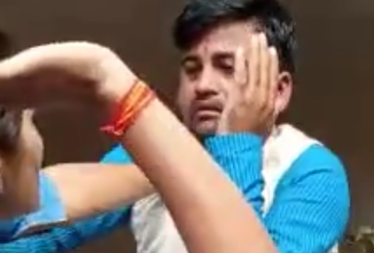 people capture guy eve teasing in vibhutikand area of lucknow, beaten on road