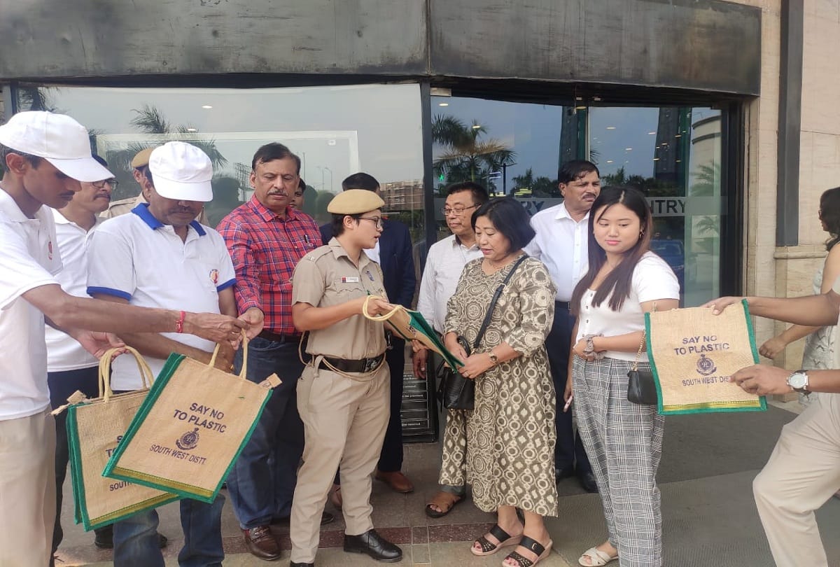 Delhi Police to spread awareness by replacing Plastic by jute bags on gandhi Jayanti
