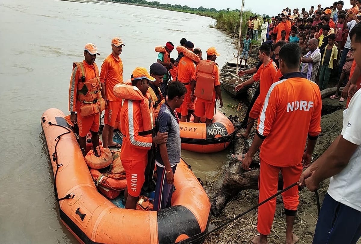 Workers drowning in Gandak river in Kushinagar rescued safely by NDRF team
