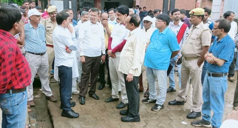 DM inspects officers with waterlogging in hospital