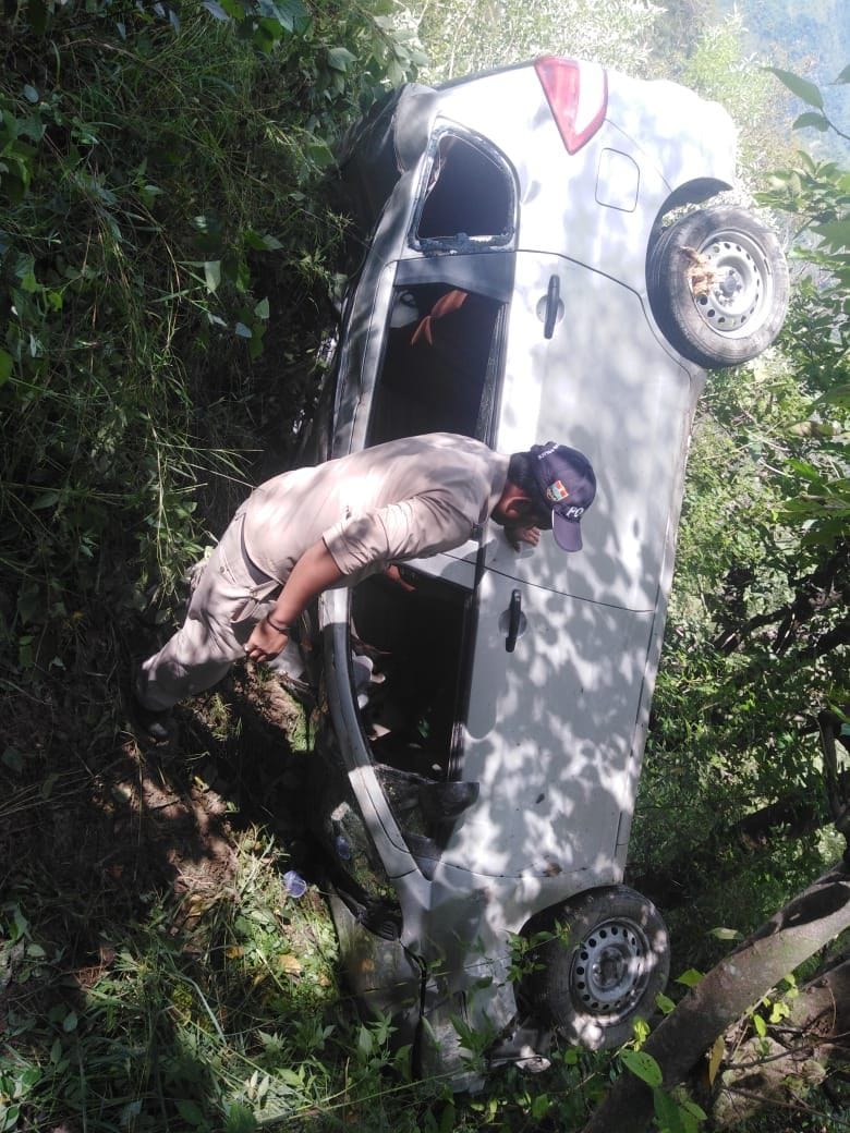 Car fell into a ditch, five injured