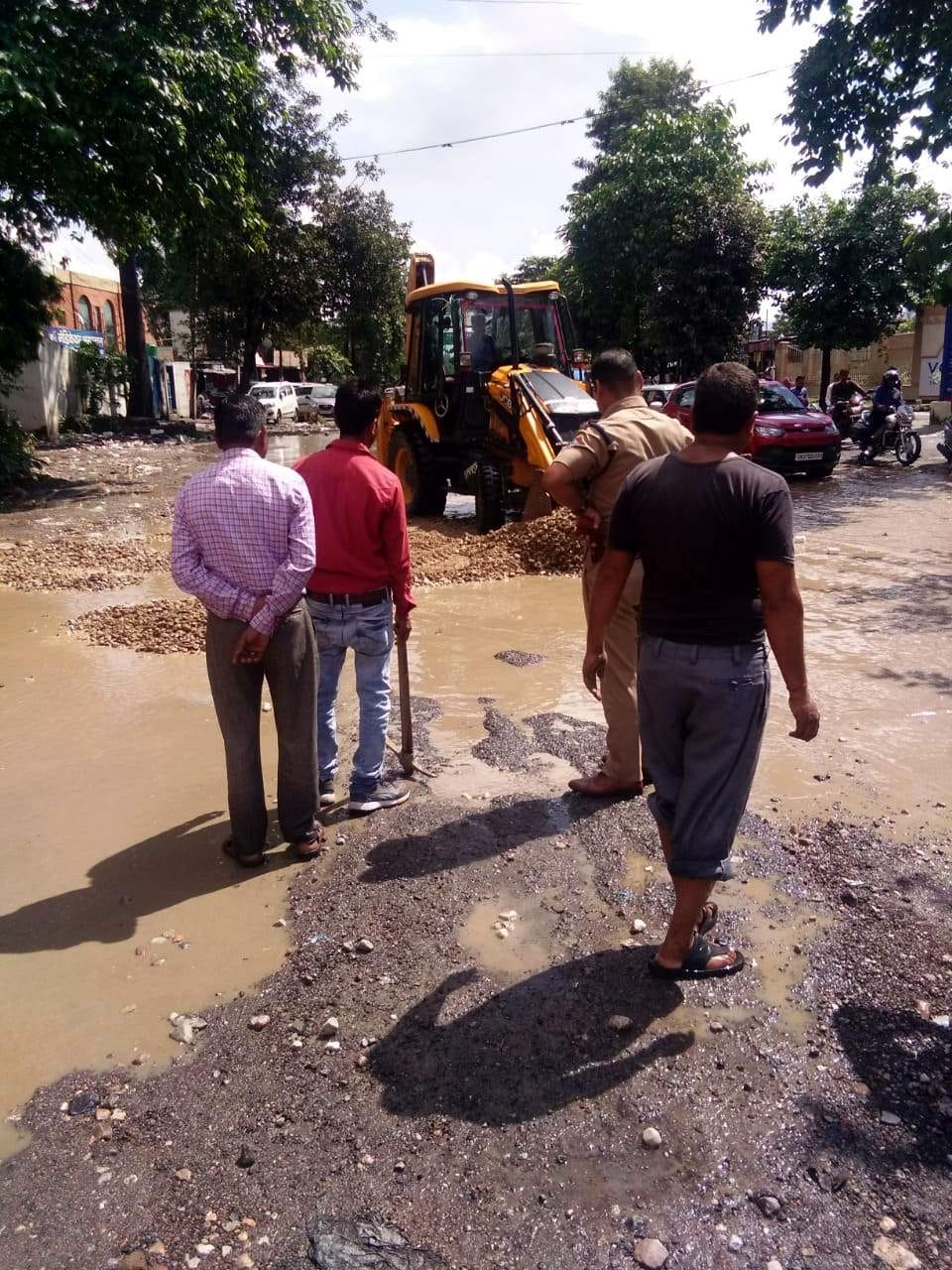 Lonivi is not improved, police pits filling streets