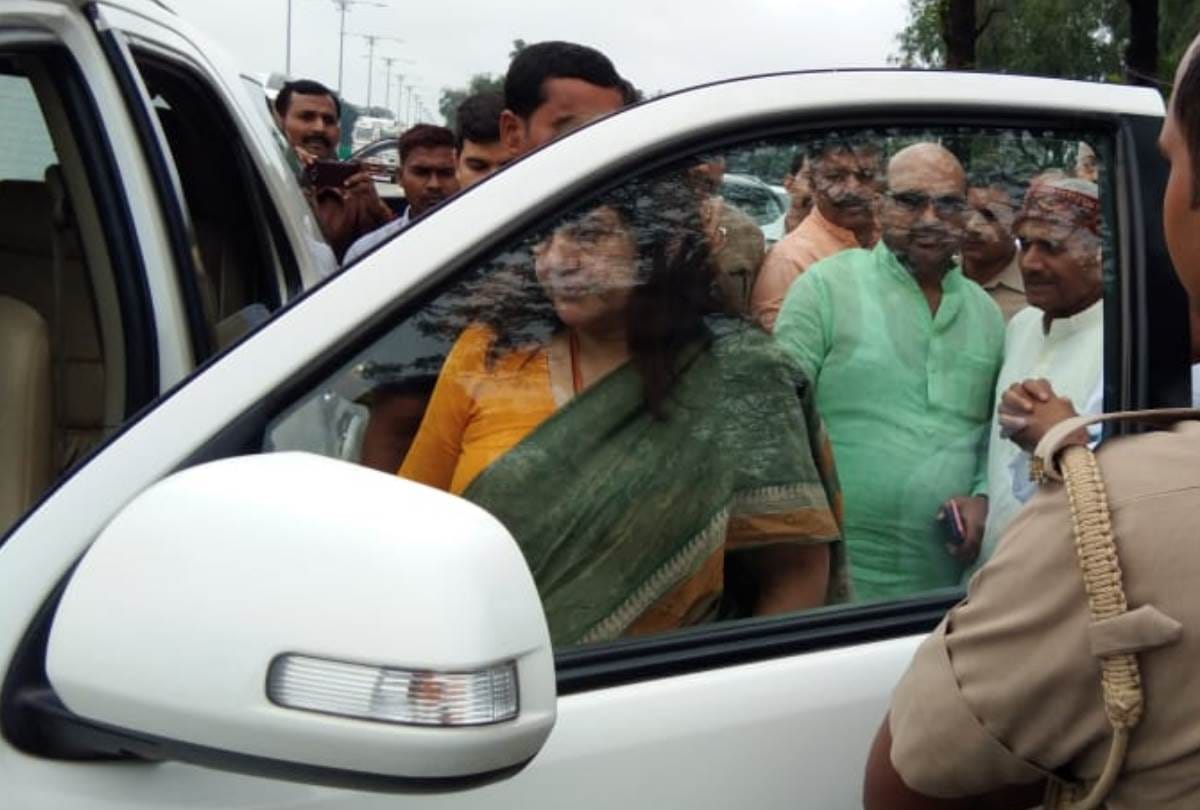 maneka gandhi arrives at sultanpur, party members welcomes