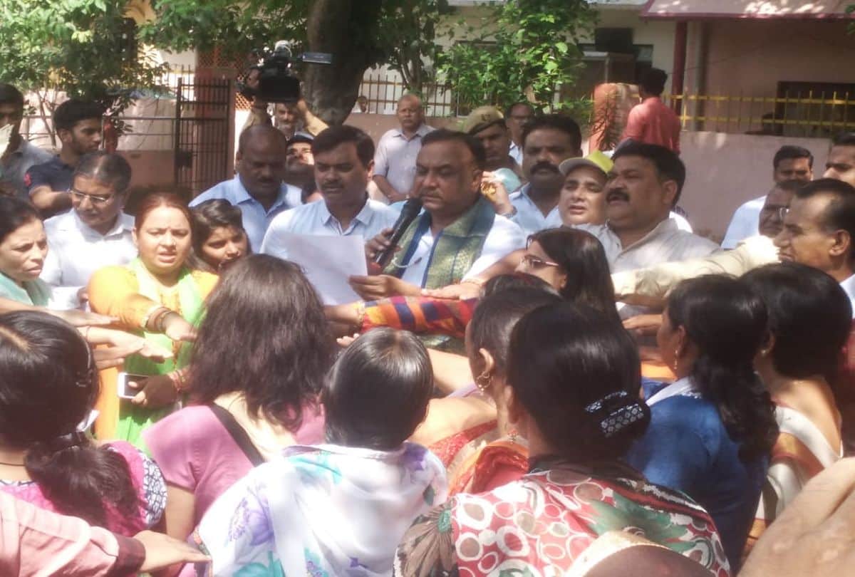 Gandhi Jayanti 2019 Swachhta Abhiyan in Braj Bjp Mp Hema Malini Flag Off Run for Unity