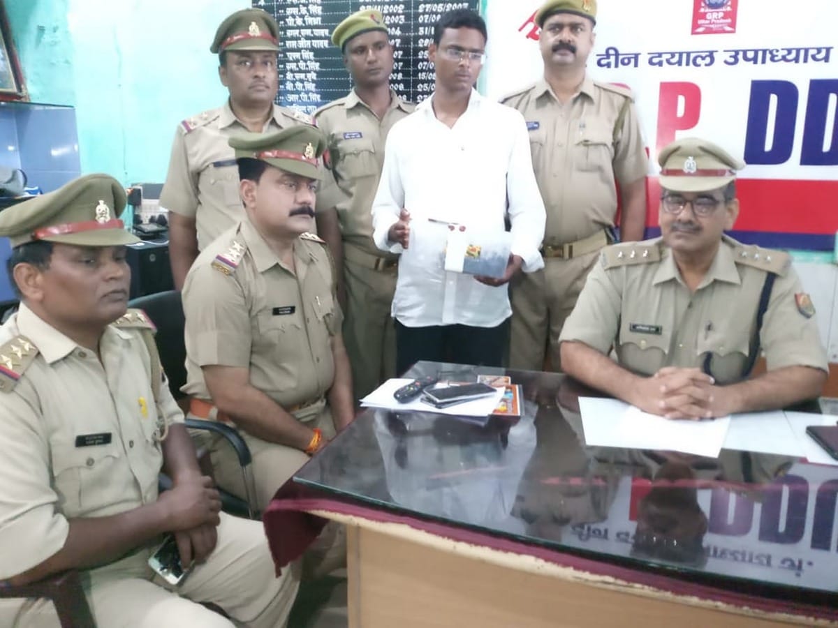 grp arrested smuggler recovered afim pddu railway station chandauli
