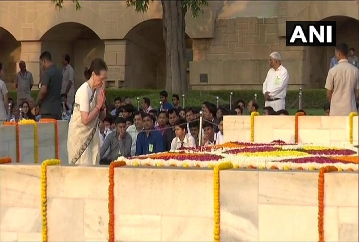 Sonia and former PM Manmohan Singh pay homage to Father of the Nation Mahatma Gandhi at Rajghat