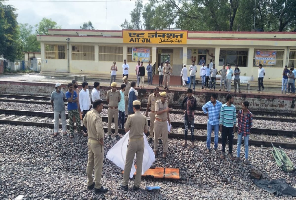 couple died after being hit by a train in Jalaun