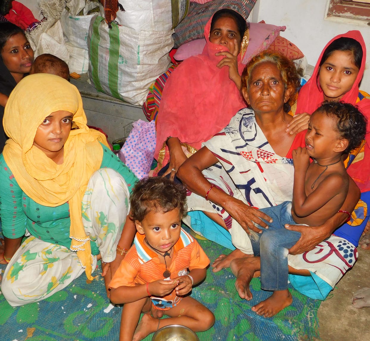 Ganga reaches the road in Daya Chapar, people evacuate house