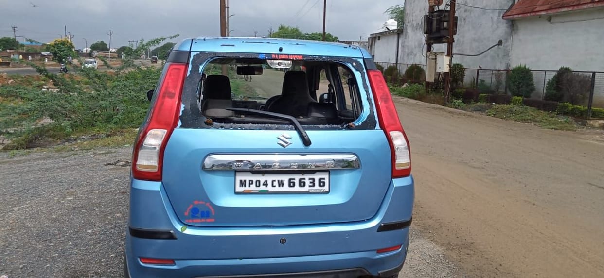 kar gadde me girkar pani me duvi, 1 ki mot, 1 injard
