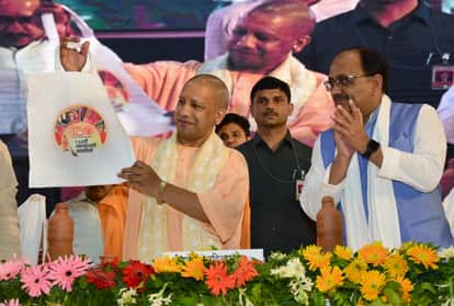 मुख्यमंत्री योगी आदित्यनाथ व कैबिनेट मंत्री सिद्घार्थनाथ सिंह।