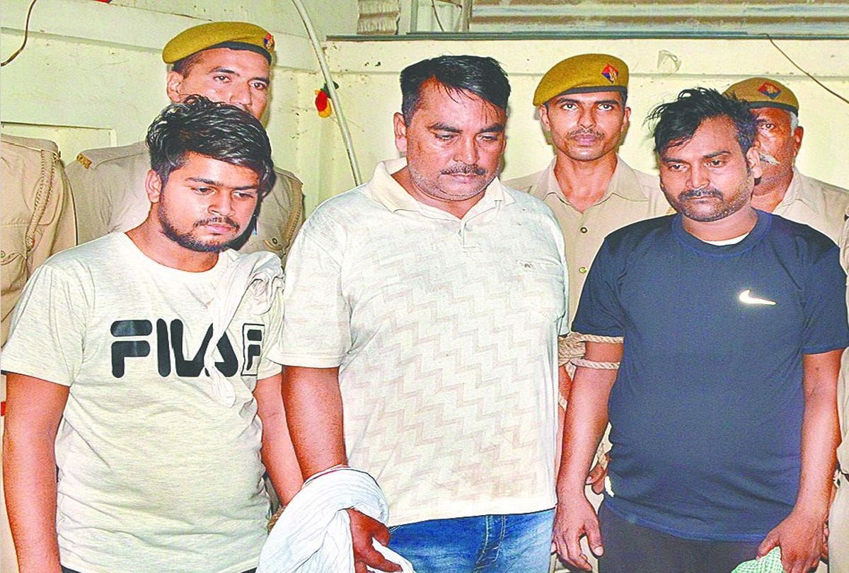 three arrested for demanding extortion in agra