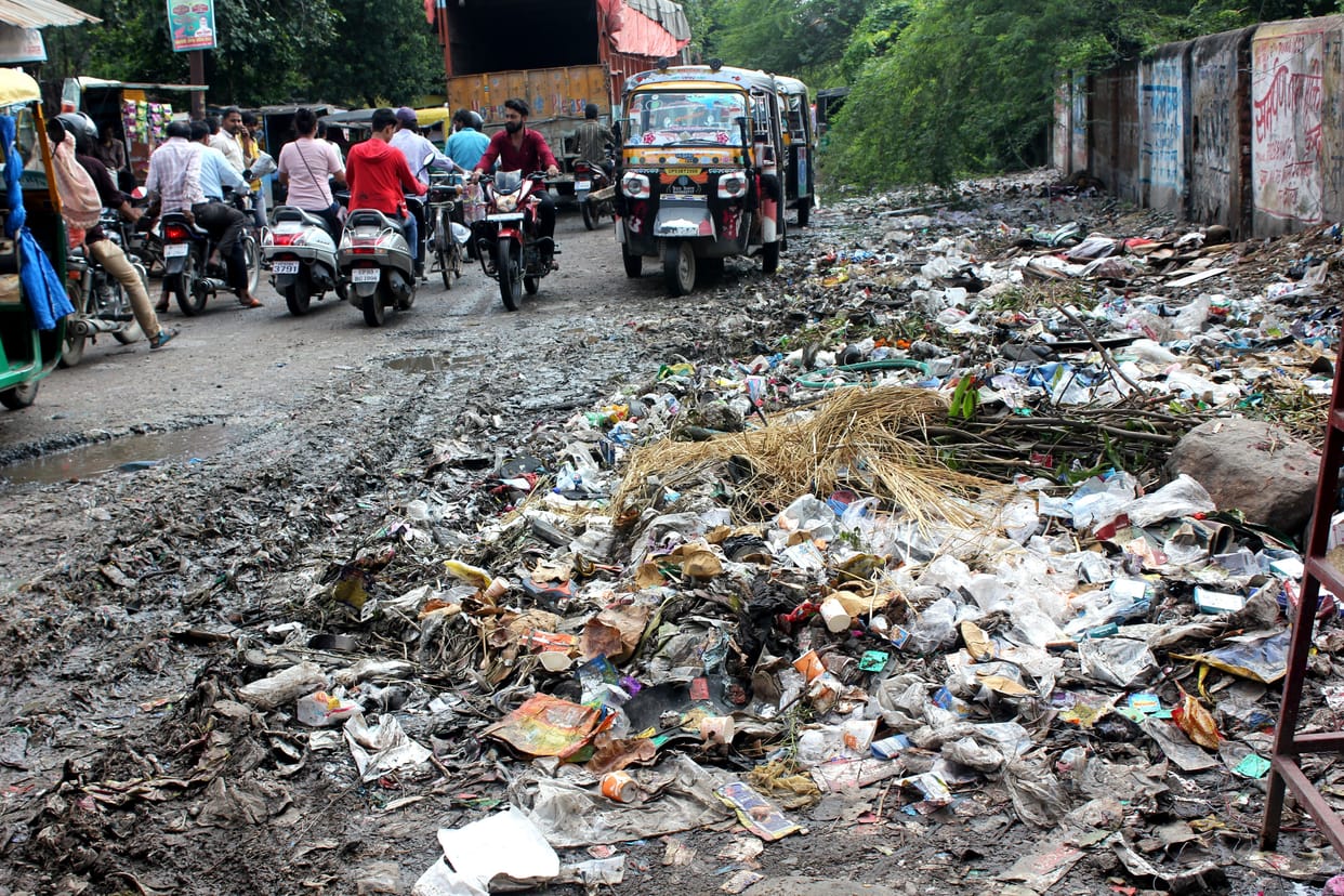mahanagar me kachra khula pda, hba me jehar ghula