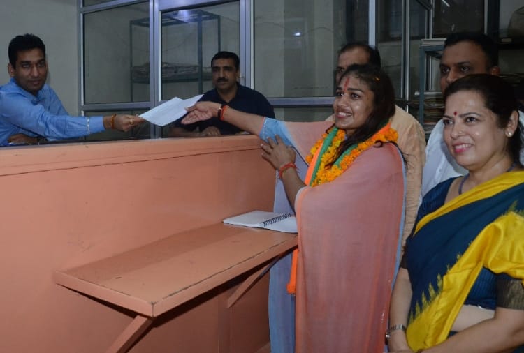 Haryana Assembly Elections, Wrestler Babita Phogat filed nomination for Dadri assembly seat