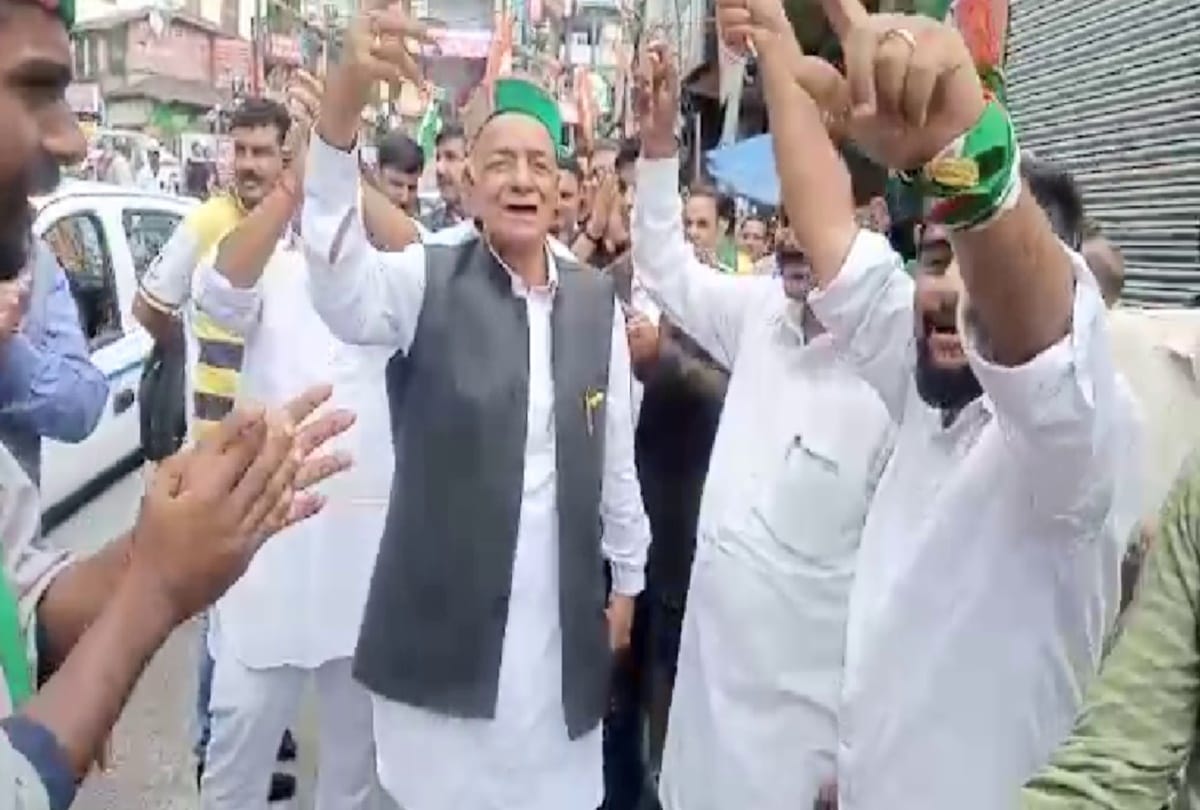 thakur singh Bharmouri Maternal Uncle of Congress candidate performed dance at dharamshala