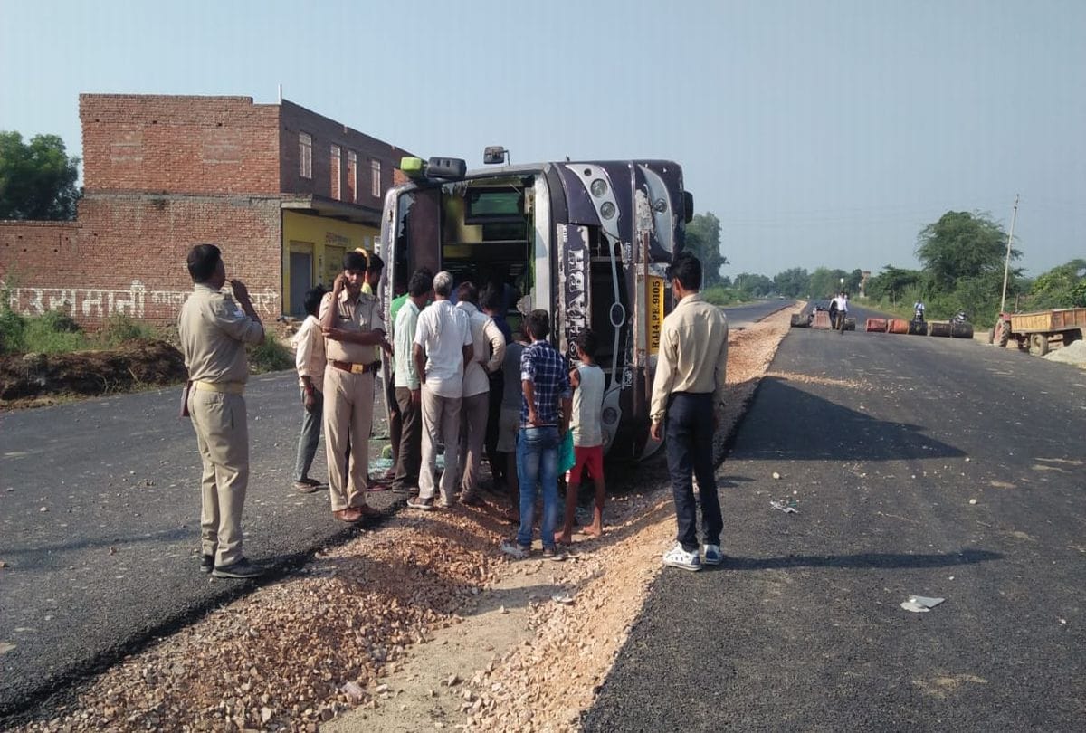 sleeper bus overturned in mainpuri