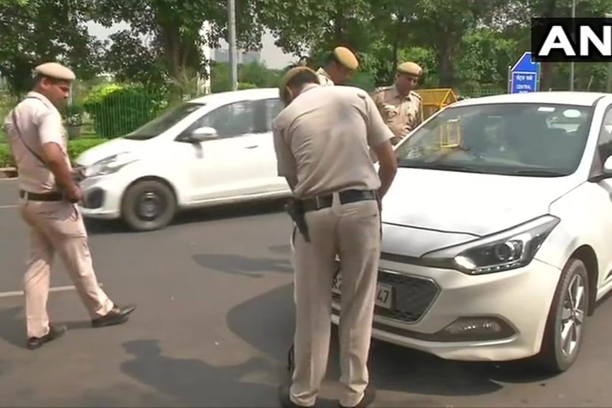 delhi encounter at connaught place shankar market two snatchers arrested