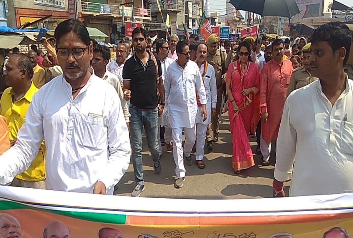 hema malini walk without slippers for cleanliness campaign in govardhan mathura
