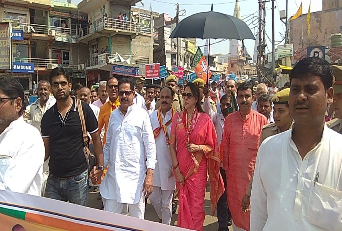 hema malini walk without slippers for cleanliness campaign in govardhan mathura