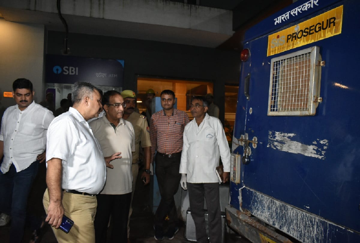Rs 1.54 crore stolen from cash van parked outside junction in gorakhpur