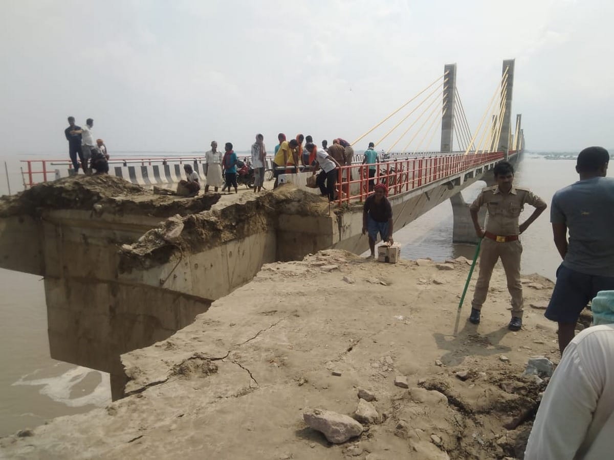 conection broken village after approach road flooded Janeshwar Mishra bridge in ballia