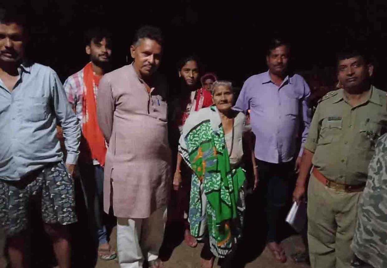Old woman who came out of Yamuna was saved in Fatehpur