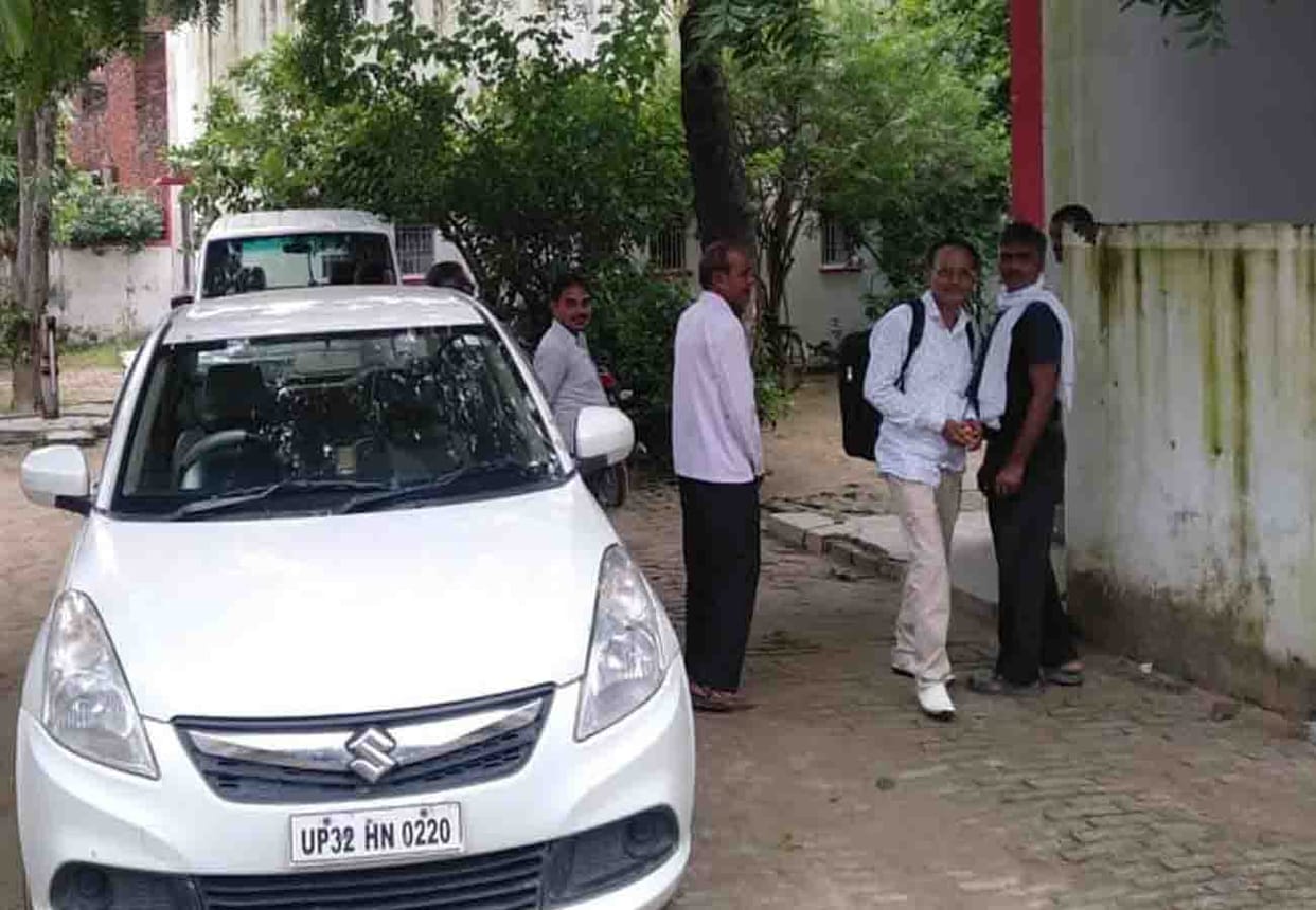 Post office clerk caught taking bribe in unnao
