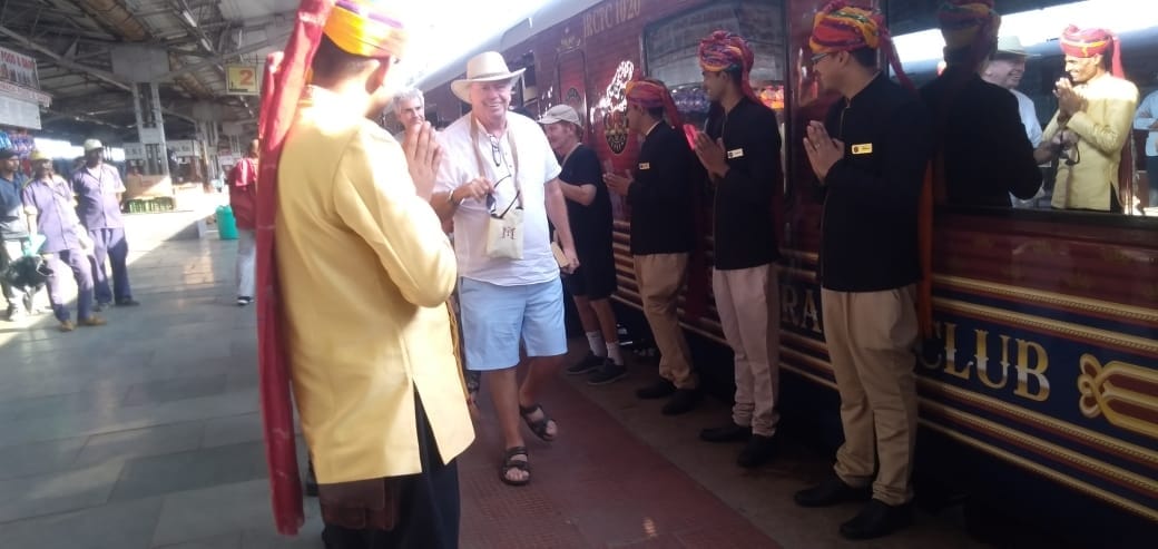 maharaja express ka orcha railway station pr stopaje, gwaliyar huya kathm
