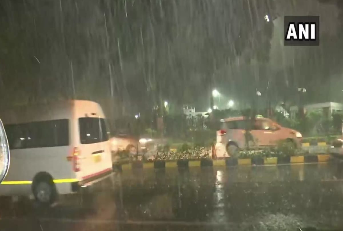 Rain lashes parts of city in Delhi, people gets relief through hot weather
