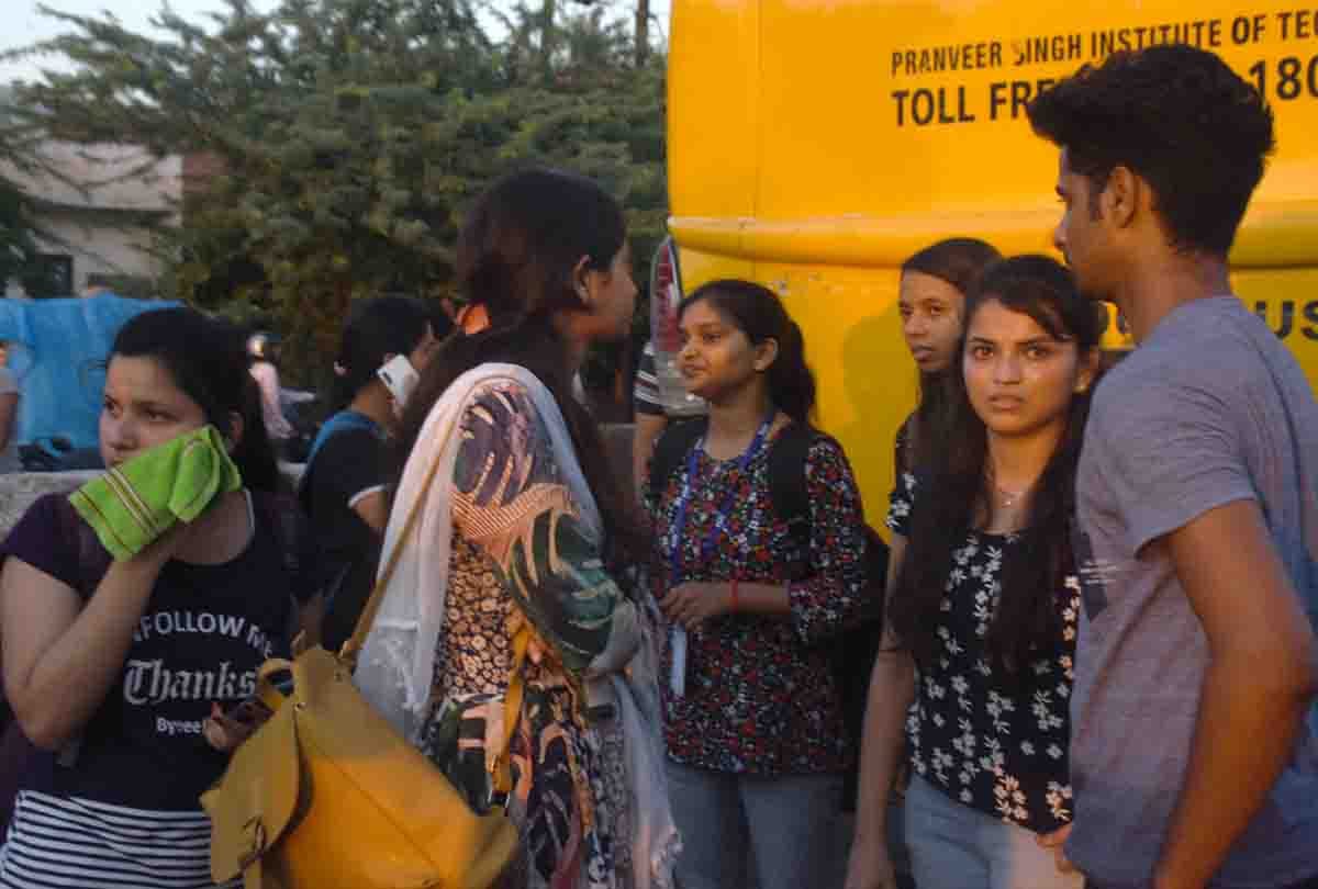 psit college bus accident in kanpur, 10 students injured