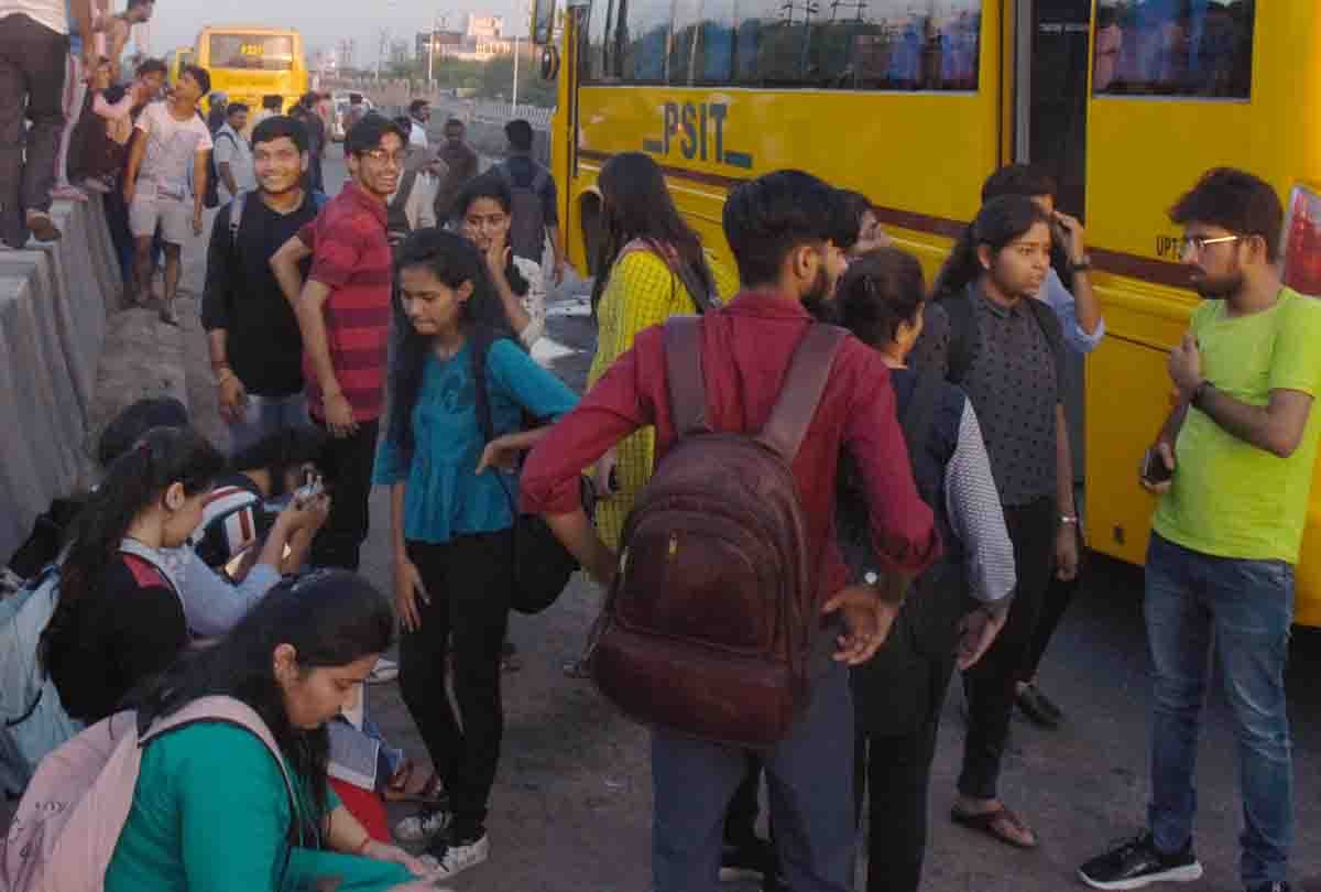 psit college bus accident in kanpur, 10 students injured