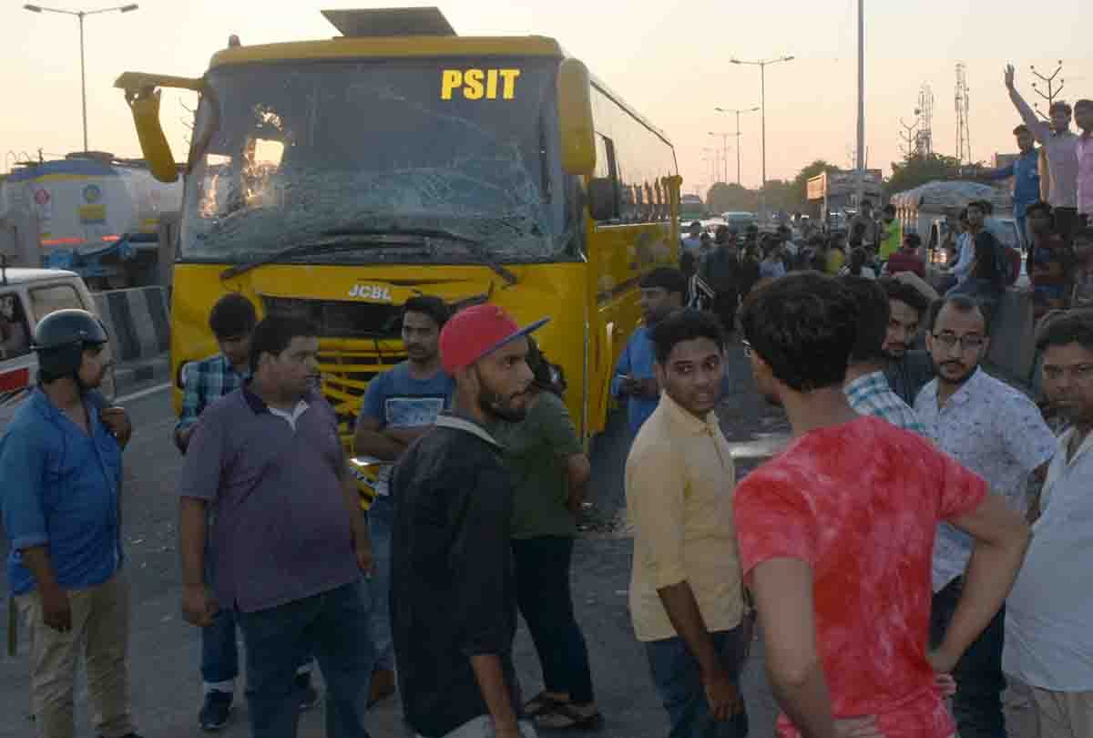 psit college bus accident in kanpur, 10 students injured