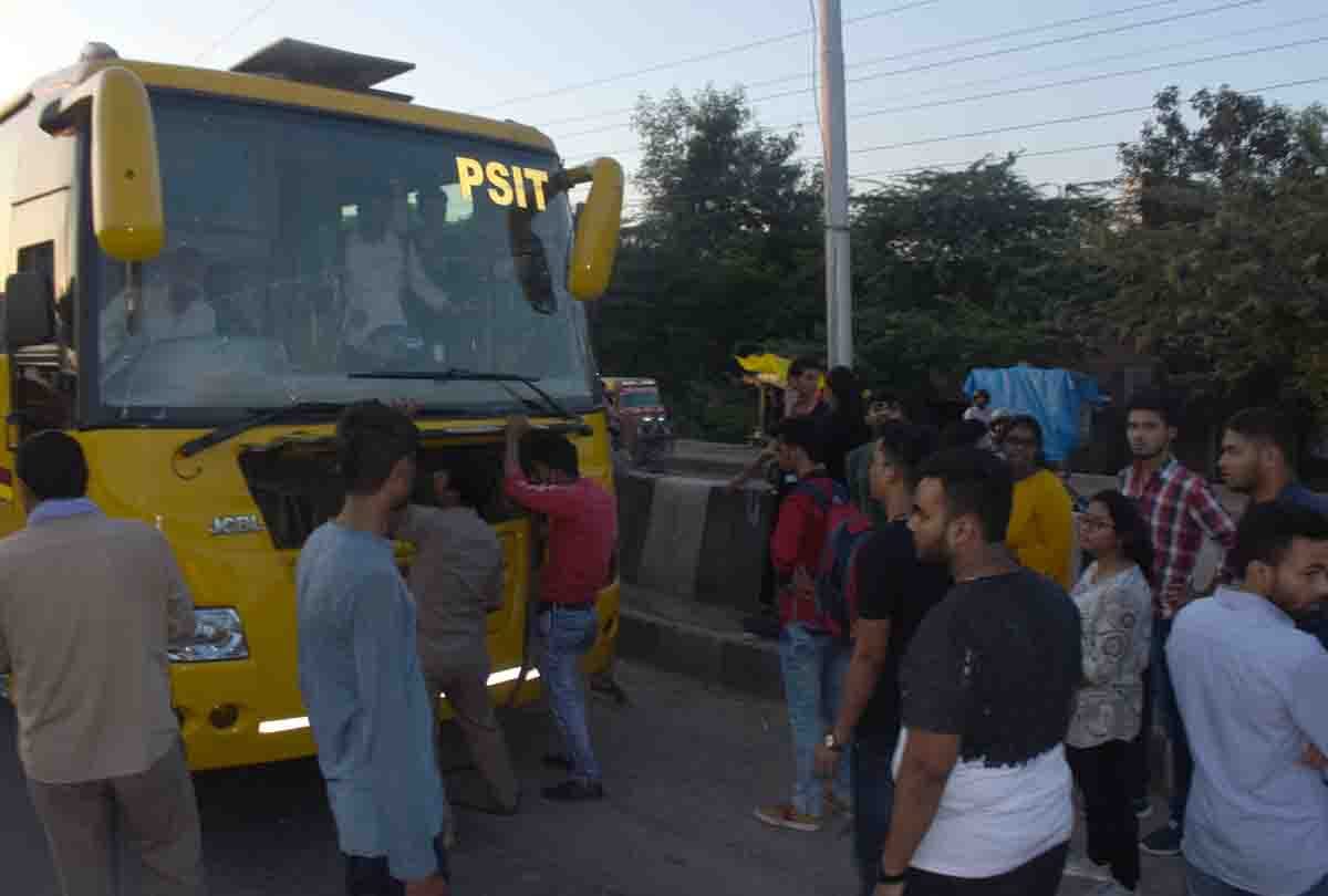psit college bus accident in kanpur, 10 students injured
