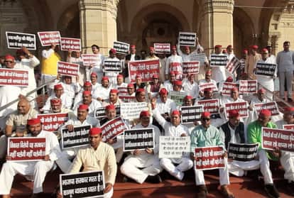 प्रदर्शन करते सपाई।