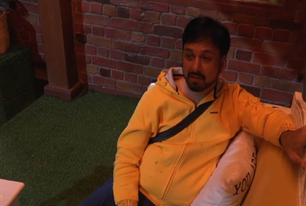 Bigg Boss 13 Salman Khan show Paras Chhabra Siddharth Dey ask kiss from Shehnaz Kaur Gill