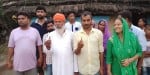 पाकिस्तान की ओर से बरसाई गई गोलियां दिखाते प्रभावित परिवार के सदस्य