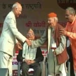 सम्मानित करते हुए राष्ट्रपति