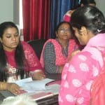 युवती से बात करतीं महिला आयोग की उपाध्यक्ष सुषमा सिंह
