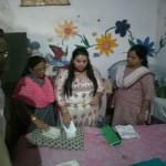 आश्रम में जांच करतीं महिला आयोग की उपाध्यक्ष