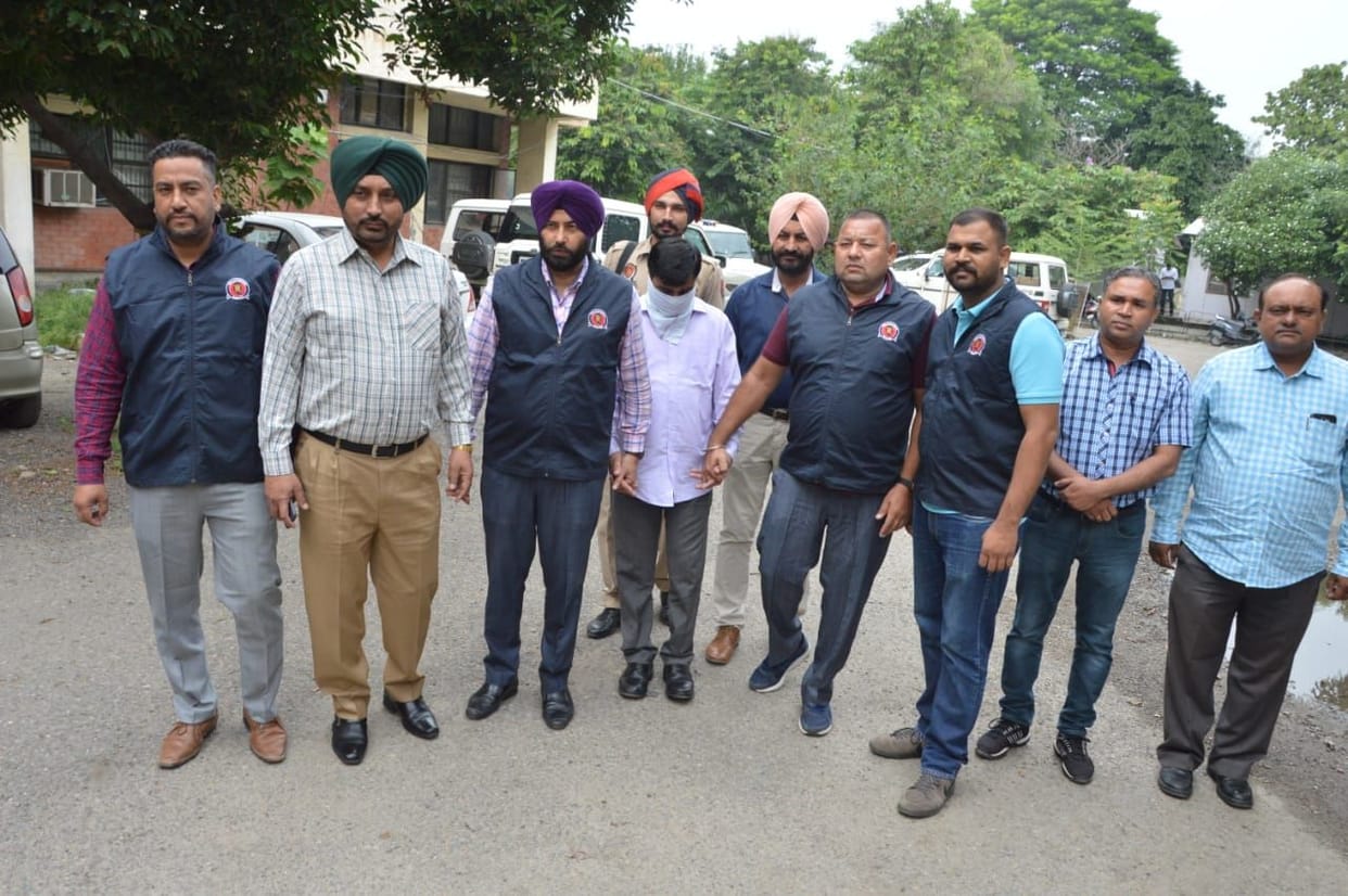 officer arrested in bribe case