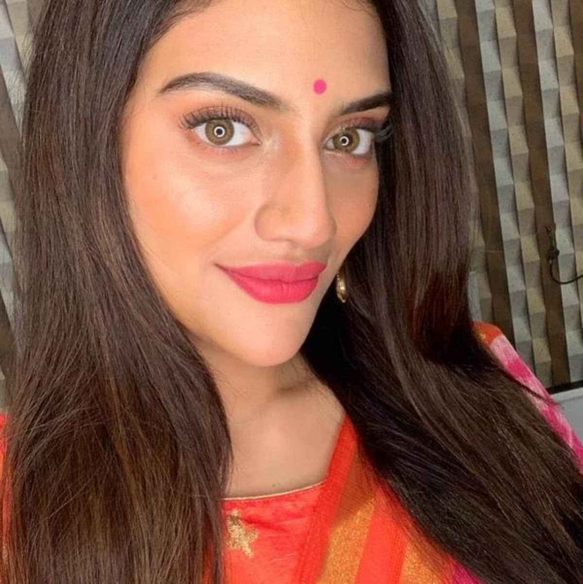 Trinamool Congress MP Nusrat Jahan reached Kolkata Suruchi Sangha Pandal with husband Nikhil Jain